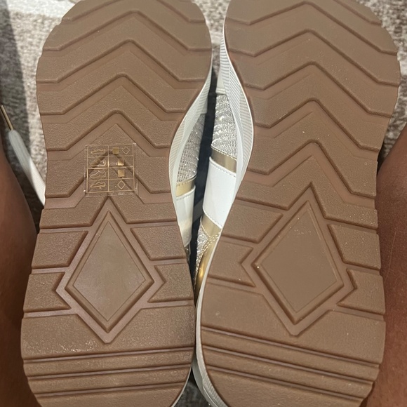 Michael Kors NWOT.5M Glitter Mesh Trainer White Gold Silver - Picture 4 of 7